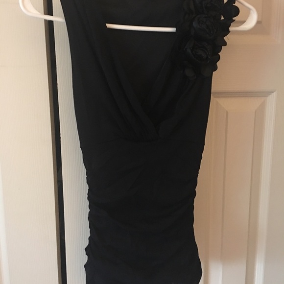 Beautiful NWOT black v-neck Rose top - Picture 5 of 7